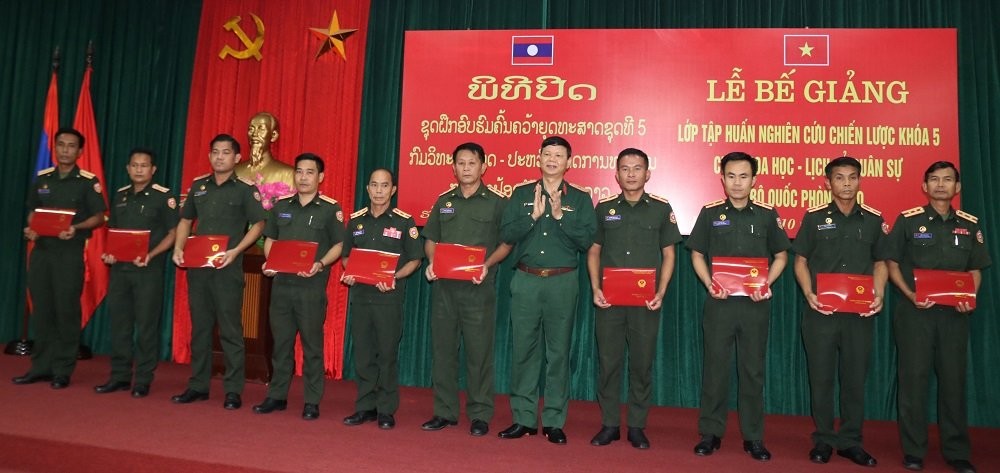 Bế giảng lớp tập huấn nghiên cứu chiến lược quân sự khóa 5 cho quân đội Lào