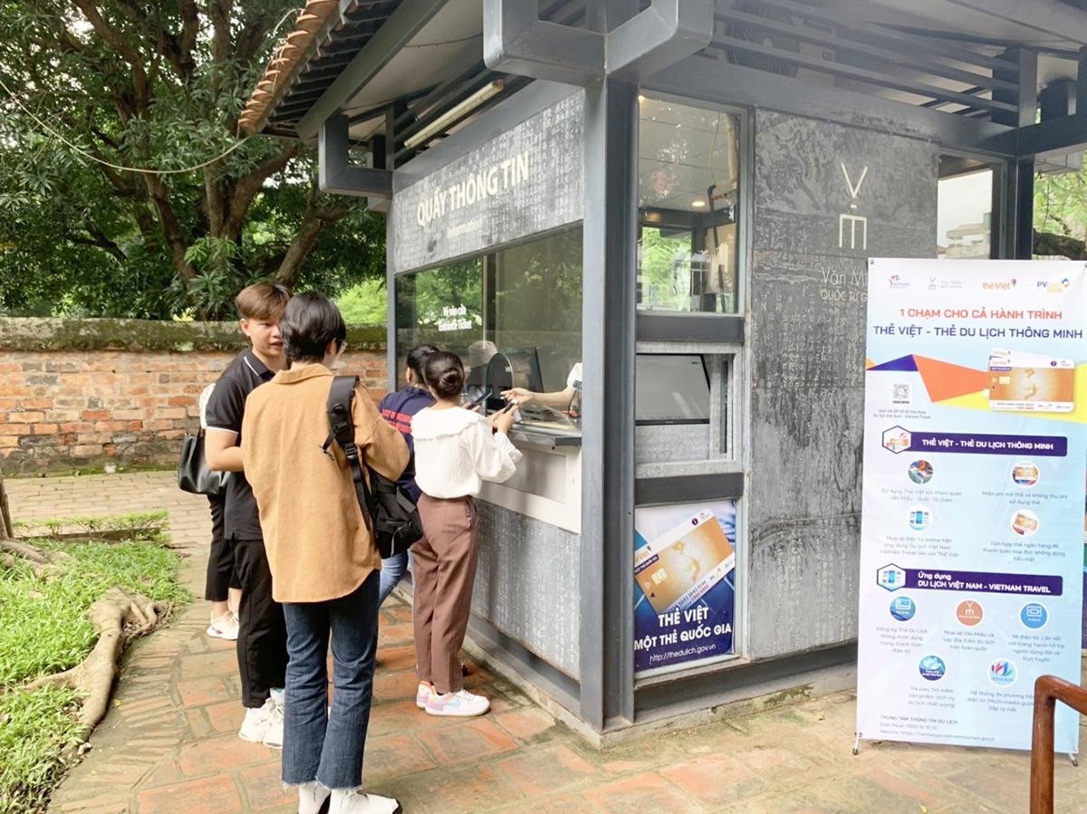 Du khách đăng ký và kích hoạt Thẻ Việt tại quầy thông tin của Văn Miếu - Quốc Tử Giám (Ảnh: TITC).