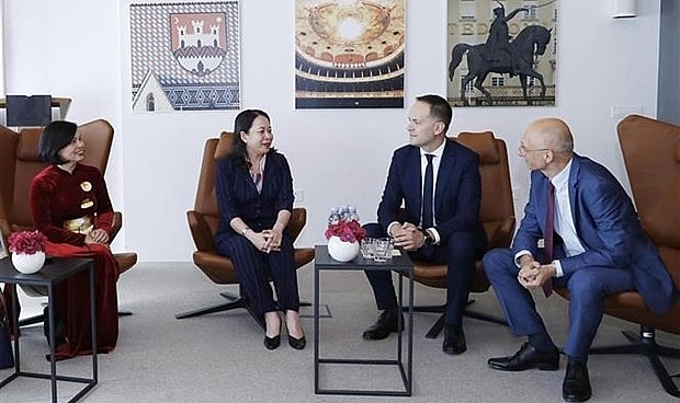 Vice President Vo Thi Anh Xuan (second, left) is welcomed by State Secretary of the Croatian Ministry of Foreign and European Affairs Zdenko Lucić at Zagreb Airport on October 9. (Photo: VNA) Vice President Vo Thi Anh Xuan (second, left) is welcomed by State Secretary of the Croatian Ministry of Foreign and European Affairs Zdenko Lucić at Zagreb Airport on October 9. (Photo: VNA)