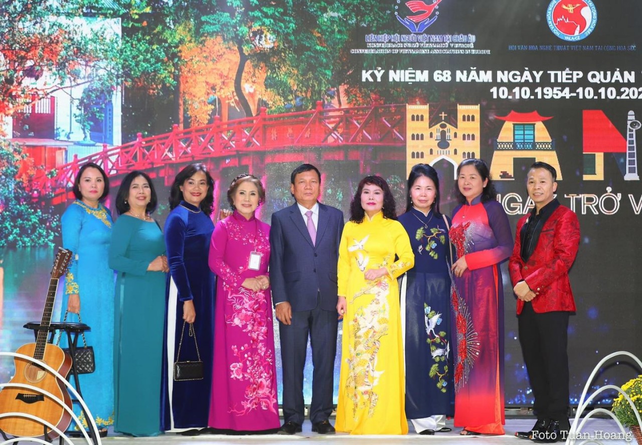 Cộng đồng người Việt tại Séc kỷ niệm 68 năm Ngày Giải phóng Thủ đô Cộng đồng người Việt tại Séc kỷ niệm 68 năm Ngày Giải phóng Thủ đô