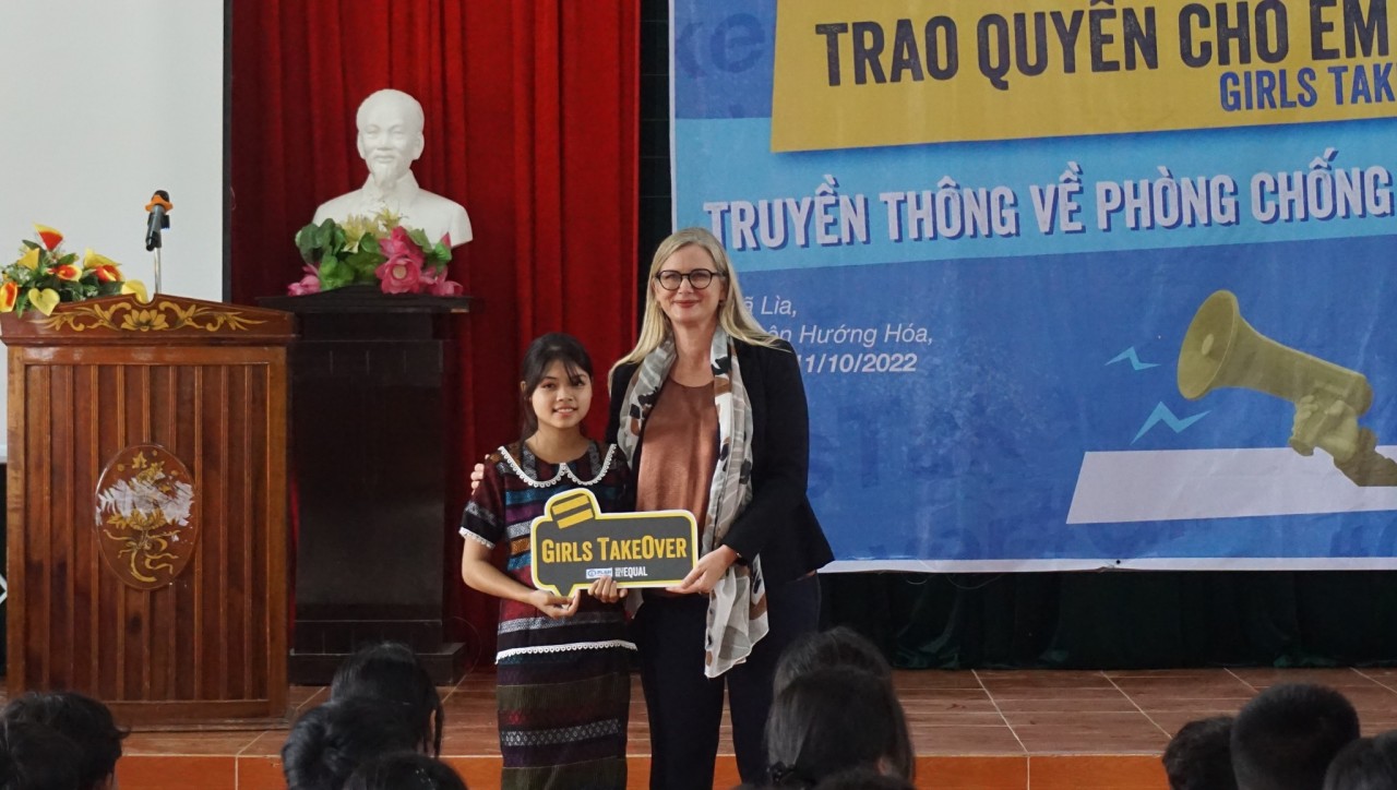 Đại sứ Ann Måwe trao quyền Đại sứ cho em Hồ Thị Hằng, học sinh Trường Tiểu học và THCS A Túc, xã Lìa (Ảnh: Đại sứ Ann Måwe trao quyền Đại sứ cho em Hồ Thị Hằng, học sinh Trường Tiểu học và THCS A Túc, xã Lìa (Ảnh: