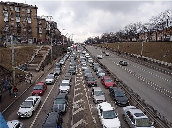 Vehicles one after another leaving the capital Kiev, Ukraine, on February 24, 2022. Photo (documentary) illustration: THX/VNA Vehicles one after another leaving the capital Kiev, Ukraine, on February 24, 2022. Photo (documentary) illustration: THX/VNA