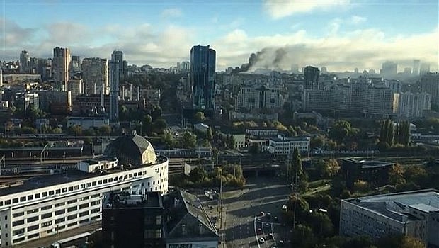Smoke rises after a series of airstrikes on the Ukrainian capital Kiev, October 10, 2022. Photo: AFP/VNA Smoke rises after a series of airstrikes on the Ukrainian capital Kiev, October 10, 2022. Photo: AFP/VNA