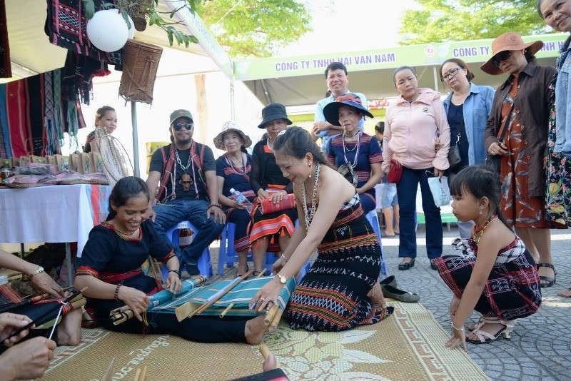Đà Nẵng xây dựng chính sách bảo tồn và phát huy văn hoá đồng bào dân tộc Cơ Tu Đà Nẵng xây dựng chính sách bảo tồn và phát huy văn hoá đồng bào dân tộc Cơ Tu