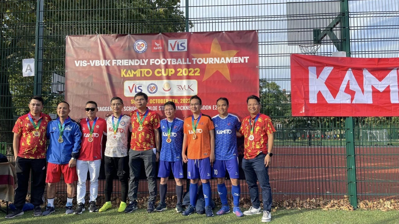 Awarding of prize-winning football teams. Photo: Thoi Dai Awarding of prize-winning football teams. Photo: Thoi Dai