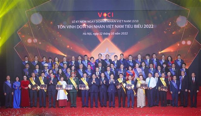 Thủ tướng Phạm Minh Chính với các doanh nhân tiêu biểu. Ảnh: Dương Giang-TTXVN Thủ tướng Phạm Minh Chính với các doanh nhân tiêu biểu. Ảnh: Dương Giang-TTXVN