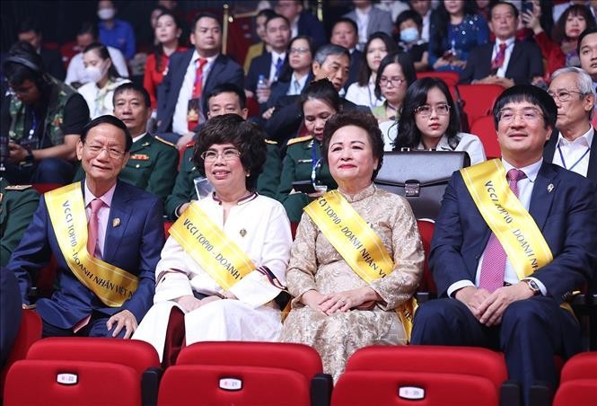 Các doanh nhân tiêu biểu tham dự kỷ niệm Ngày Doanh nhân Việt Nam. Các doanh nhân tiêu biểu tham dự kỷ niệm Ngày Doanh nhân Việt Nam.