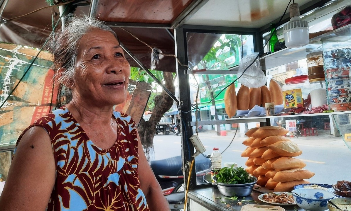 Thu has spent more than 40 years selling Banh Mi with her street vendor cart. Photo: Manh Cuong Thu has spent more than 40 years selling Banh Mi with her street vendor cart. Photo: Manh Cuong