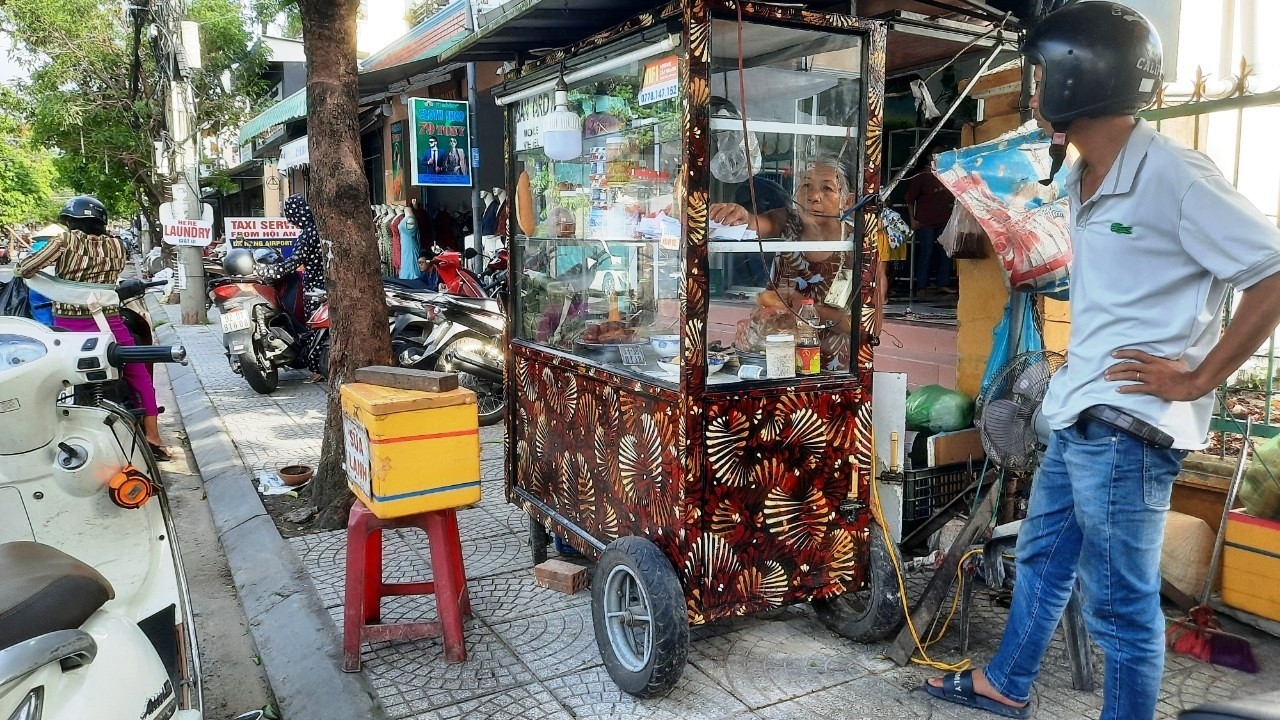 The cart was painted beautifully by the French artist. Photo: Manh Cuong The cart was painted beautifully by the French artist. Photo: Manh Cuong