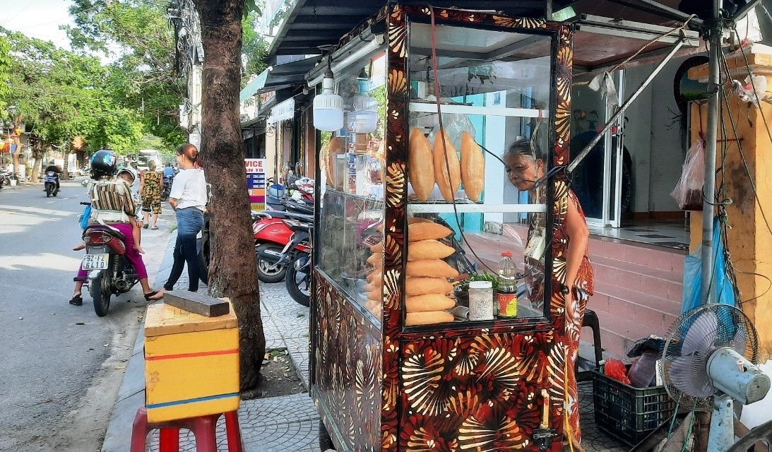 Her street vendor cart is located on 83 Nguyen Hung Vuong Street. Photo: Manh Cuong Her street vendor cart is located on 83 Nguyen Hung Vuong Street. Photo: Manh Cuong