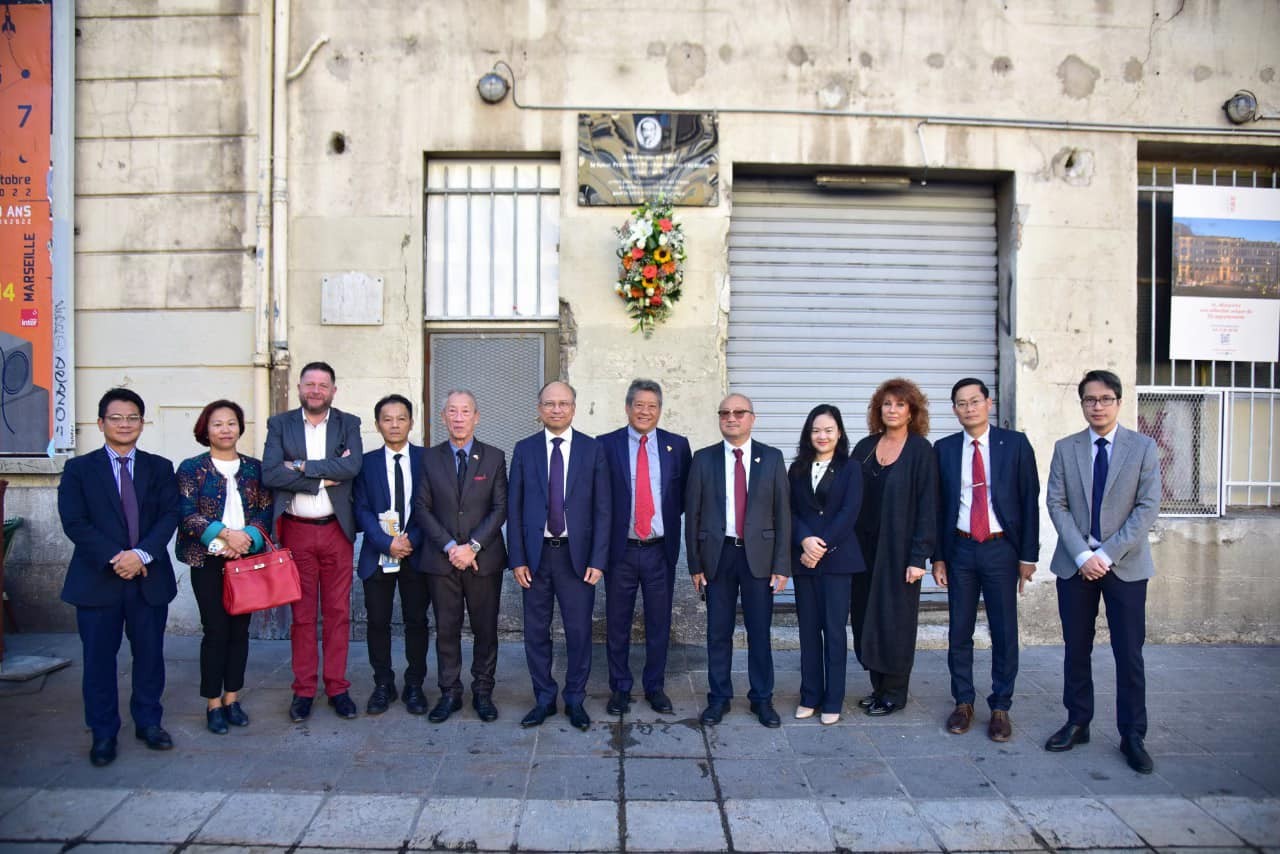 Vietnamese Ambassador to France Dinh Toan Thang and embassy's officials have laid flowers at a memorial plate dedicated to President Ho Chi Minh Vietnamese Ambassador to France Dinh Toan Thang and embassy's officials have laid flowers at a memorial plate dedicated to President Ho Chi Minh