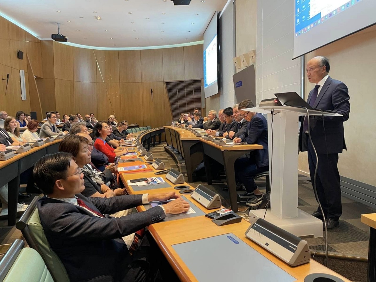 About 100 representatives from French and Vietnamese enterprises gathered at the first France-Vietnam economic forum in the French port city of Marseille on October 10 About 100 representatives from French and Vietnamese enterprises gathered at the first France-Vietnam economic forum in the French port city of Marseille on October 10