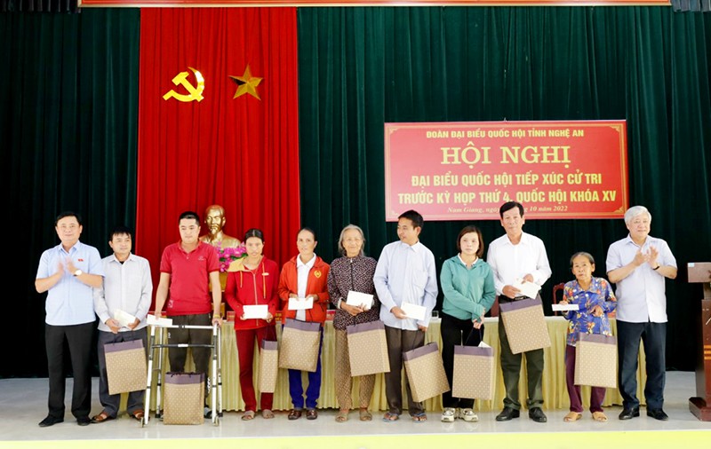 Huyện Nam Đàn (Nghệ An) tiếp nhận 10 nhà đại đoàn kết và 50 suất quà với tổng trị giá 560 triệu đồng Huyện Nam Đàn (Nghệ An) tiếp nhận 10 nhà đại đoàn kết và 50 suất quà với tổng trị giá 560 triệu đồng
