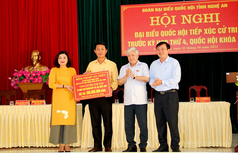 Huyện Nam Đàn (Nghệ An) tiếp nhận 10 nhà đại đoàn kết và 50 suất quà với tổng trị giá 560 triệu đồng Huyện Nam Đàn (Nghệ An) tiếp nhận 10 nhà đại đoàn kết và 50 suất quà với tổng trị giá 560 triệu đồng