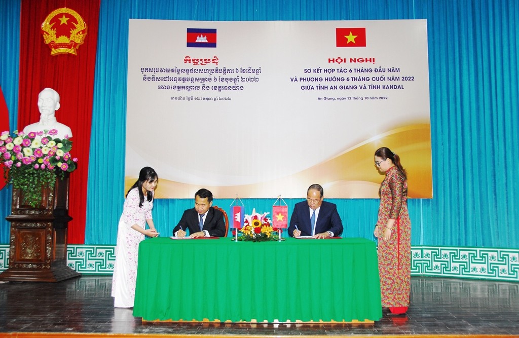 Lãnh đạo 2 tỉnh An Giang và Kandal ký kết biên bản hợp tác (Ảnh: Báo An Giang). Lãnh đạo 2 tỉnh An Giang và Kandal ký kết biên bản hợp tác (Ảnh: Báo An Giang).