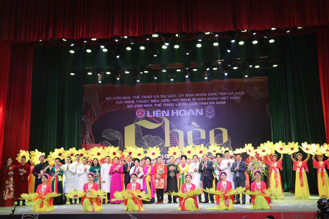 Bộ trưởng Nguyễn Văn Hùng và các đại biểu chụp ảnh lưu niệm cùng các nghệ sĩ tham gia Liên hoan (Ảnh: Báo Tổ quốc). Bộ trưởng Nguyễn Văn Hùng và các đại biểu chụp ảnh lưu niệm cùng các nghệ sĩ tham gia Liên hoan (Ảnh: Báo Tổ quốc).