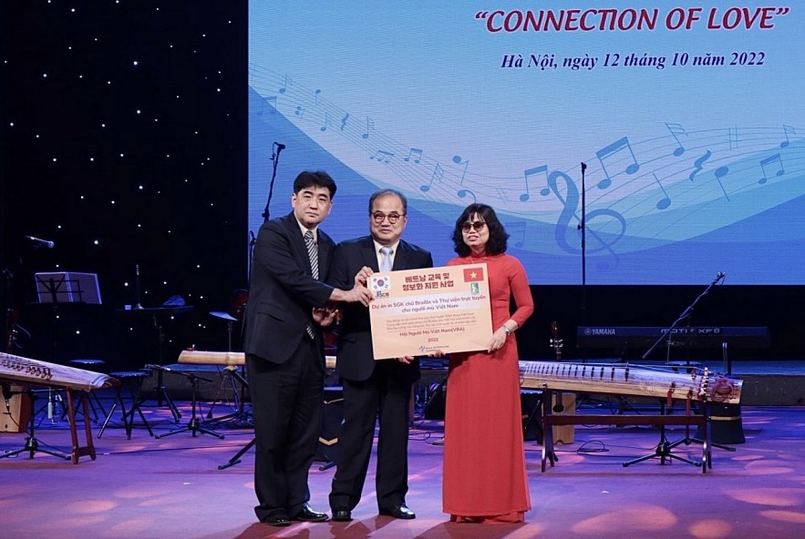 The representative of Siloam organization presented the sponsor sign for the project of printing Braille textbooks and online library for the blind in Vietnam (Photo: Hanh Tran). The representative of Siloam organization presented the sponsor sign for the project of printing Braille textbooks and online library for the blind in Vietnam (Photo: Hanh Tran).