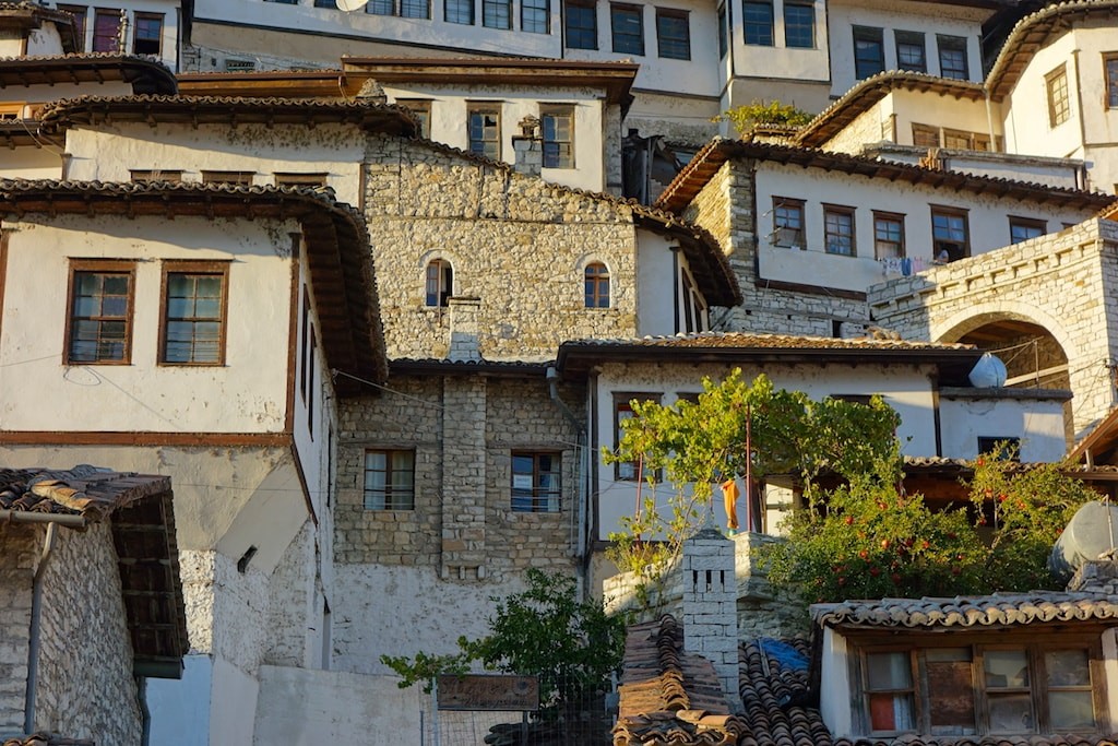 Một khu phố cổ ở Albania (Ảnh: The Culture Trip) Một khu phố cổ ở Albania (Ảnh: The Culture Trip)