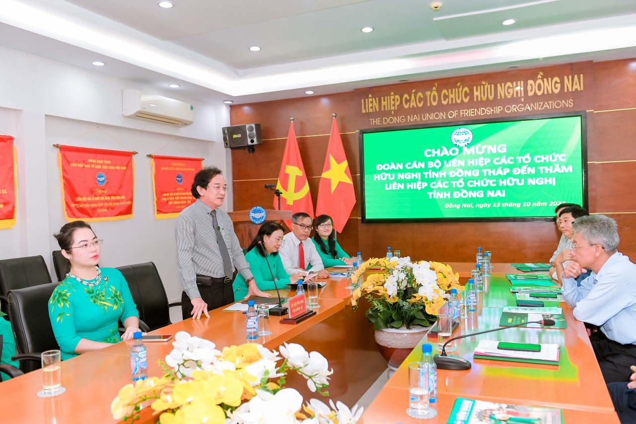 Ông Nguyễn Thành Trí, Chủ tịch DUFO thông tin về hoạt động của đơn vị đến thành viên đoàn Liên hiệp các tổ chức hữu nghị tỉnh Đồng Tháp Ông Nguyễn Thành Trí, Chủ tịch DUFO thông tin về hoạt động của đơn vị đến thành viên đoàn Liên hiệp các tổ chức hữu nghị tỉnh Đồng Tháp