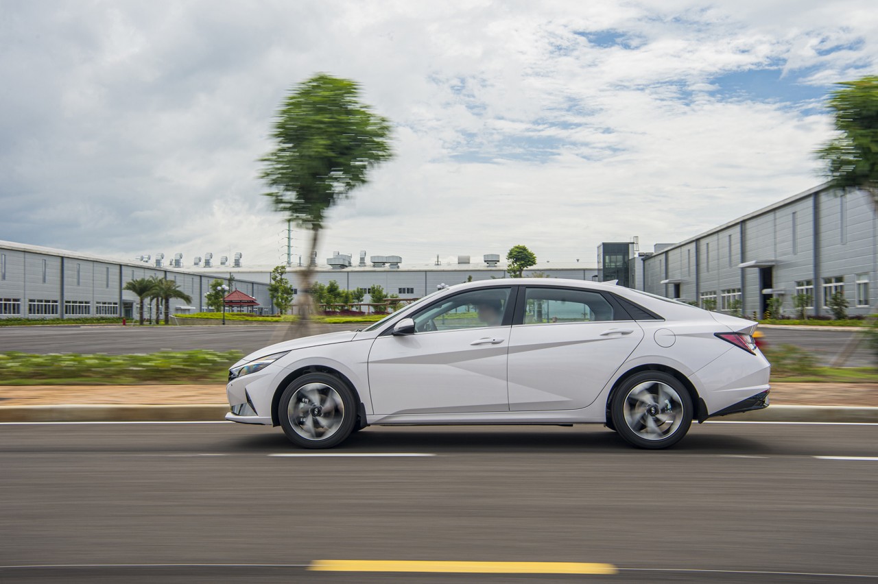 Hyundai Elantra 2023 ra mắt khách Việt với giá bán đầy bất ngờ