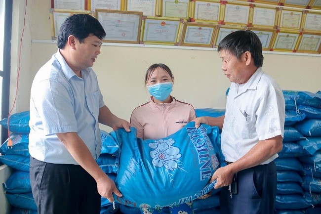 Cấp phát hơn 176 tấn gạo cho 6.750 hộ nghèo, cận nghèo trên địa bàn tỉnh Quảng Ngãi Cấp phát hơn 176 tấn gạo cho 6.750 hộ nghèo, cận nghèo trên địa bàn tỉnh Quảng Ngãi