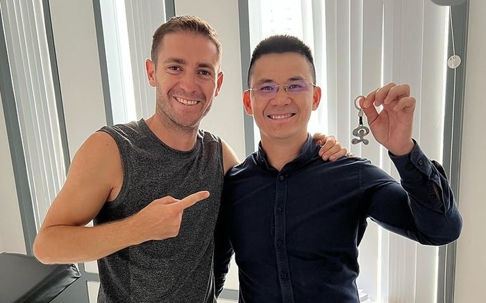 Juan Por El Mundo (left) came back to Vietnam to thank Doctor Khiem (right) and other doctors that saved his life. Photo: Juan Por El Mundo (left) came back to Vietnam to thank Doctor Khiem (right) and other doctors that saved his life. Photo: