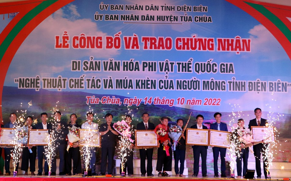 Công bố Di sản văn hóa “Nghệ thuật chế tác và múa khèn của người Mông tỉnh Điện Biên” Công bố Di sản văn hóa “Nghệ thuật chế tác và múa khèn của người Mông tỉnh Điện Biên”