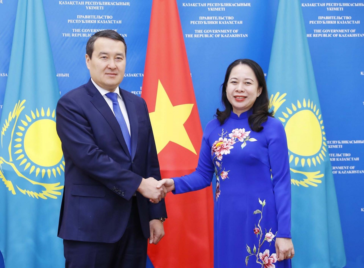 Vice President Vo Thi Anh Xuan and Prime Minister of Kazakhstan Alikhan Smailov. Photo: VNA Vice President Vo Thi Anh Xuan and Prime Minister of Kazakhstan Alikhan Smailov. Photo: VNA