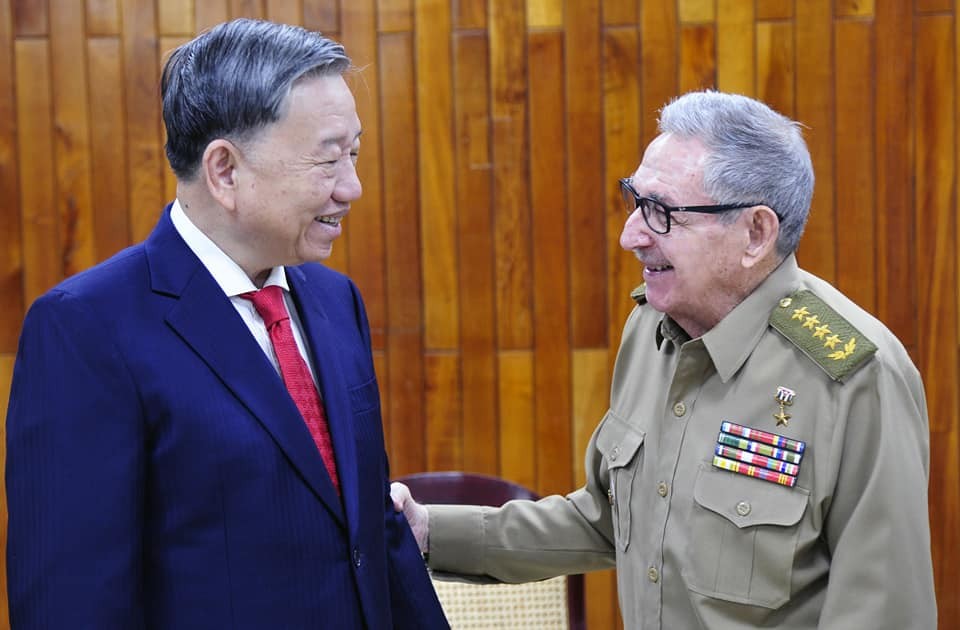 General To Lam (L) meets General Raúl Castro Ruz. Photo: VNA General To Lam (L) meets General Raúl Castro Ruz. Photo: VNA