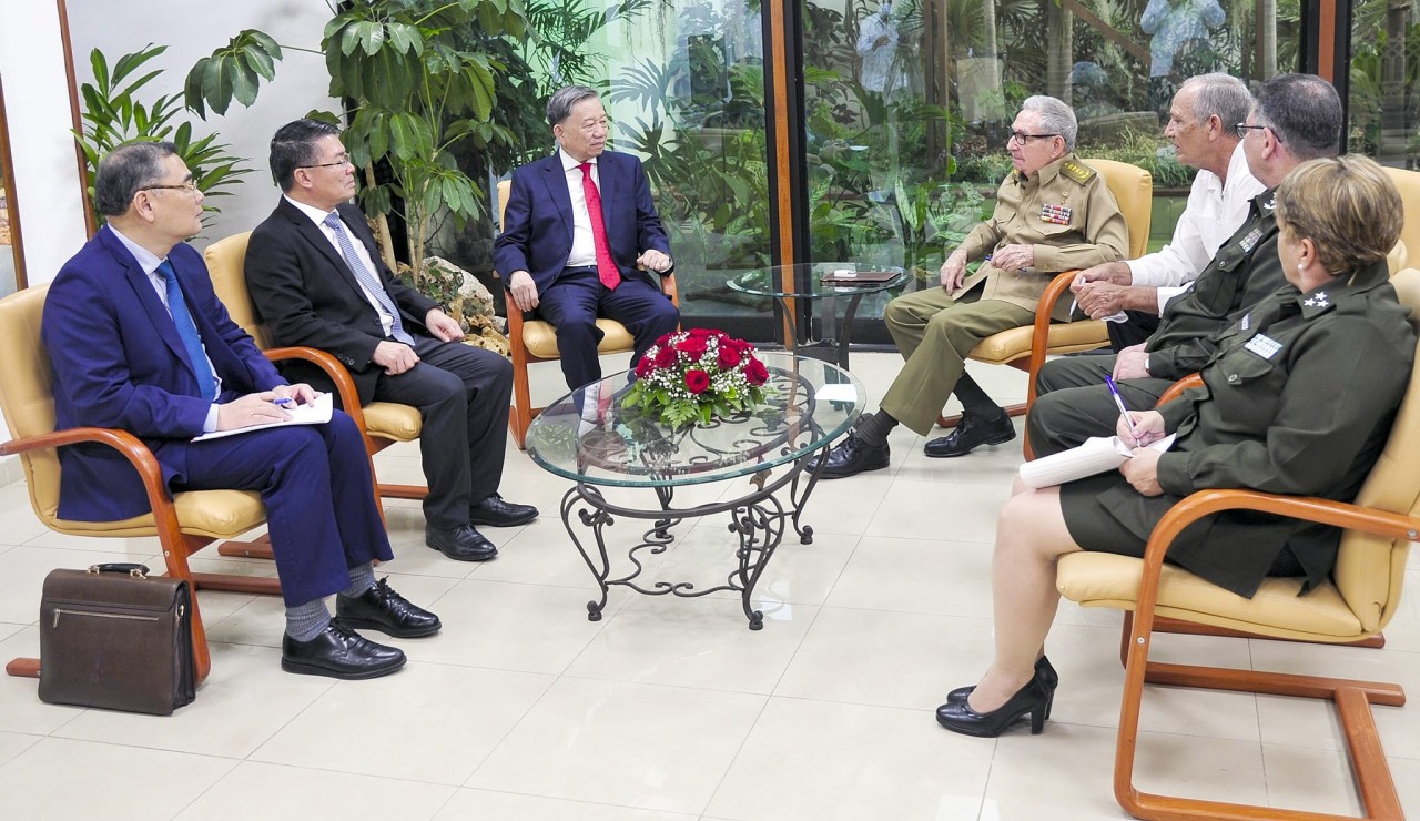 General To Lam meets General Raúl Castro Ruz. Photo: VNA General To Lam meets General Raúl Castro Ruz. Photo: VNA