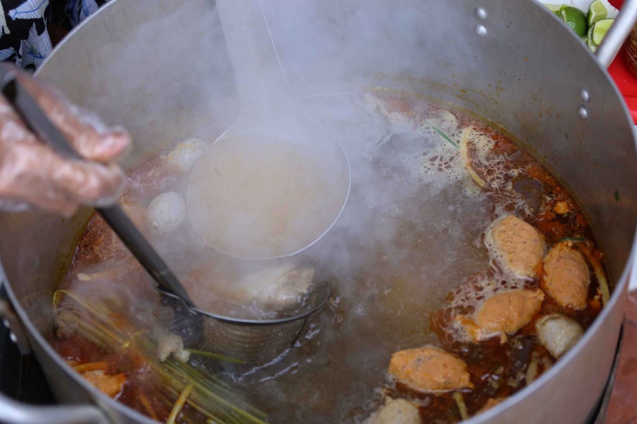 The delicious broth of Grandma Sang. Photo: Le Hoai Nhan The delicious broth of Grandma Sang. Photo: Le Hoai Nhan