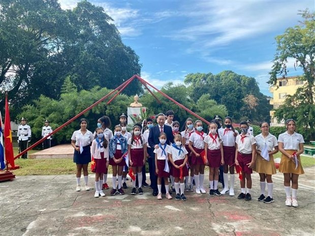 General To Lam and Cuban children at the Ho Chi Minh Park in Havana. Photo: VNA General To Lam and Cuban children at the Ho Chi Minh Park in Havana. Photo: VNA