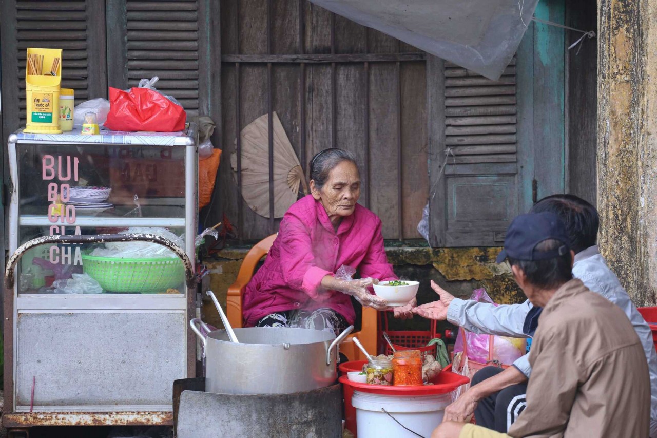 Customers eating here are mostly local people. Photo: Le Hoai Nhan Customers eating here are mostly local people. Photo: Le Hoai Nhan
