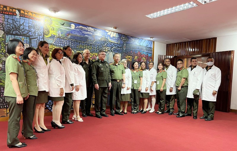 Visiting CIMEQ Hospital. Photo: VNA Visiting CIMEQ Hospital. Photo: VNA