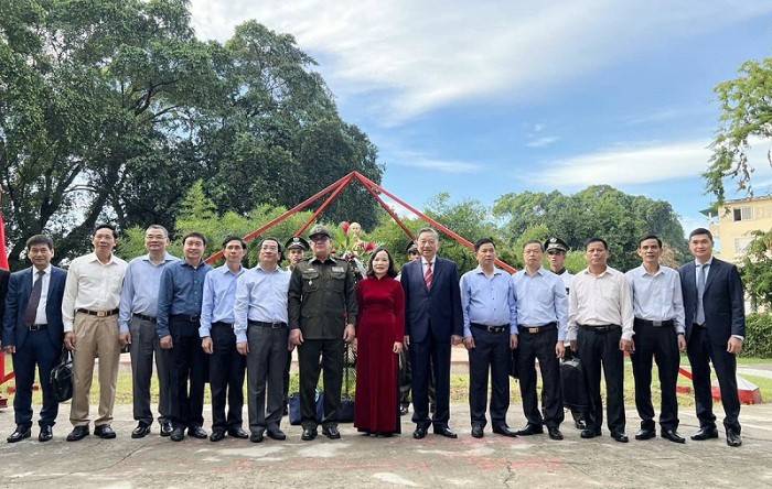 The delegation pays tribute to President Ho Chi Minh at the park named after the Vietnamese leader in Havana. Photo: VNA The delegation pays tribute to President Ho Chi Minh at the park named after the Vietnamese leader in Havana. Photo: VNA