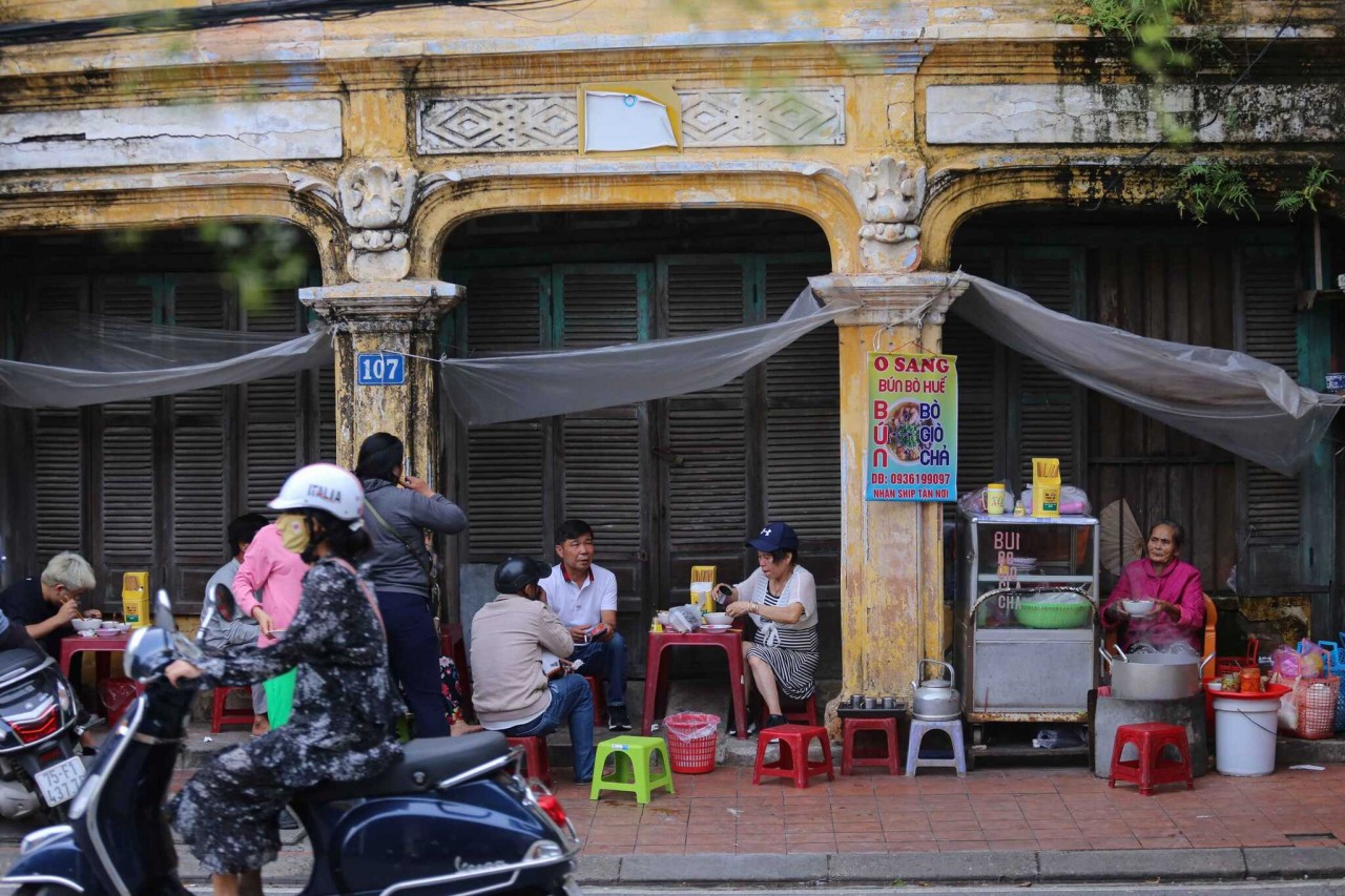 The small simple street vendor is located on Chi Lang Street, in front of an old house. Photo: Le Hoai Nhan The small simple street vendor is located on Chi Lang Street, in front of an old house. Photo: Le Hoai Nhan