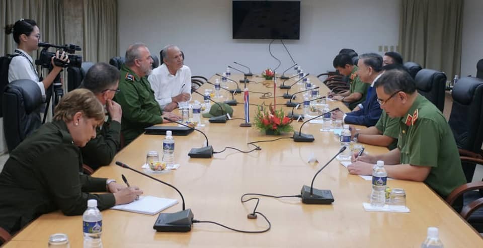 General Lam and his entourage have a meeting with Cuban Prime Minister Manuel Marrero Cruz. Photo: VNA General Lam and his entourage have a meeting with Cuban Prime Minister Manuel Marrero Cruz. Photo: VNA