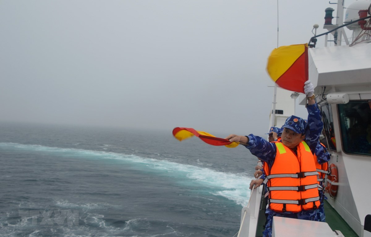 The Vietnam Coast Guard practices joint search and rescue plan at sea. Photo: VNA