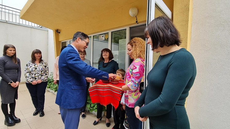 Đại sứ Đỗ Hoàng Long tới thăm trường Mẫu giáo Latinka. Đại sứ Đỗ Hoàng Long tới thăm trường Mẫu giáo Latinka.