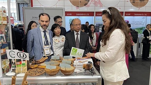 Vietnamese agricultural products are on display at Sial Paris 2022, an international food trade show underway in Paris, France from October 15 to 19. Source: VNA Vietnamese agricultural products are on display at Sial Paris 2022, an international food trade show underway in Paris, France from October 15 to 19. Source: VNA