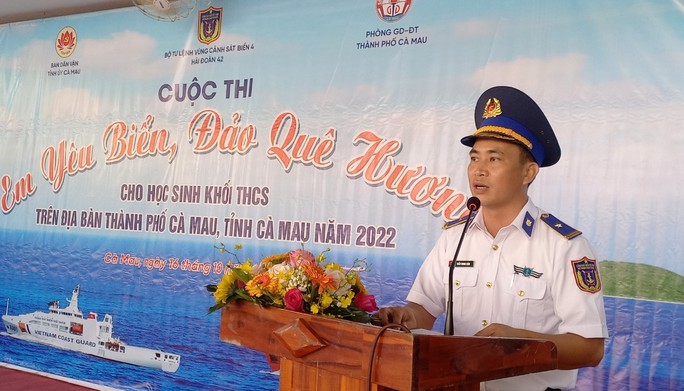 Thiếu tá Trần Trung Kiên, Phó Tham mưu trưởng Hải đoàn 42, phát biểu khai mạc cuộc thi Cà Mau: Sôi nổi cuộc thi “Em yêu biển đảo quê hương”