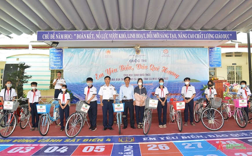 Thượng tá Dương Xuân Dũng, Chính ủy Hải đoàn 42 và đại diện Nhà tài trợ tặng xe đạp cho các em học sinh khó khăn, học giỏi. Thượng tá Dương Xuân Dũng, Chính ủy Hải đoàn 42 và đại diện Nhà tài trợ tặng xe đạp cho các em học sinh khó khăn, học giỏi.