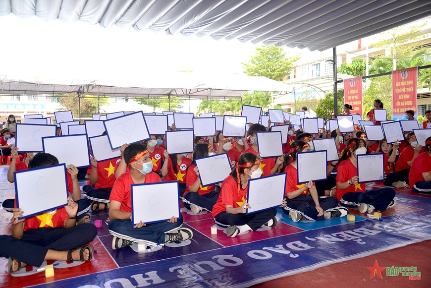 Đông đảo học sinh tham gia Cuộc thi Em yêu biển đảo quê hương. Đông đảo học sinh tham gia Cuộc thi Em yêu biển đảo quê hương.