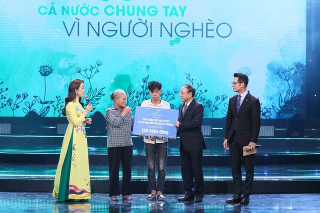 Tại chương trình, các khách mời trò chuyện về những câu chuyện thể hiện nỗ lực tự thân của người nghèo; những mảnh đời, hoàn cảnh cần sự chung tay giúp sức của cộng đồng để vươn lên trong cuộc sống (Ảnh VGP/Nhật Bắc). Tại chương trình, các khách mời trò chuyện về những câu chuyện thể hiện nỗ lực tự thân của người nghèo; những mảnh đời, hoàn cảnh cần sự chung tay giúp sức của cộng đồng để vươn lên trong cuộc sống (Ảnh VGP/Nhật Bắc).