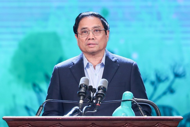 Thủ tướng xúc động bày tỏ: Chúng ta hãy ở bên cạnh, đặt mình vào hoàn cảnh của những người nghèo, của những số phận kém may mắn để giúp đỡ bằng tấm lòng, bằng cảm xúc của trái tim, bằng sự thấu hiểu, bằng sự trân trọng, nâng niu và cảm thông sâu sắc (Ảnh VGP/Nhật Bắc). Thủ tướng xúc động bày tỏ: Chúng ta hãy ở bên cạnh, đặt mình vào hoàn cảnh của những người nghèo, của những số phận kém may mắn để giúp đỡ bằng tấm lòng, bằng cảm xúc của trái tim, bằng sự thấu hiểu, bằng sự trân trọng, nâng niu và cảm thông sâu sắc (Ảnh VGP/Nhật Bắc).