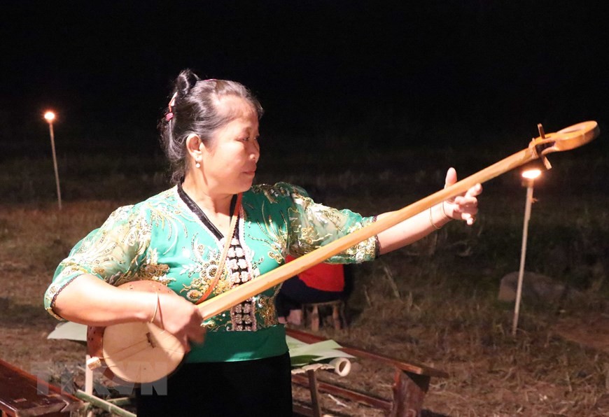 Cây cầu tre bắc qua suối Nậm Bai là con đường dẫn sang bãi đất trống, nơi diễn ra các chương trình gia lưu văn hóa, văn nghệ và thưởng thức ẩm thực ngoài trời khi du khách đến bản Nà Sự. (Ảnh: Xuân Tiến/TTXVN) Cây cầu tre bắc qua suối Nậm Bai là con đường dẫn sang bãi đất trống, nơi diễn ra các chương trình gia lưu văn hóa, văn nghệ và thưởng thức ẩm thực ngoài trời khi du khách đến bản Nà Sự. (Ảnh: Xuân Tiến/TTXVN)
