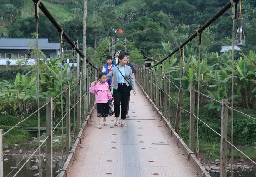 Du khách đi cầu treo Nà Sự vào trung tâm bản của xã Chà Nưa (Ảnh: Xuân Tiến/TTXVN) Du khách đi cầu treo Nà Sự vào trung tâm bản của xã Chà Nưa (Ảnh: Xuân Tiến/TTXVN)