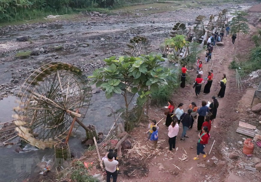 Du khách tham quan hệ thống những cọn nước trên suốt chiều dài hàng chục mét bên suối Nậm Bai chảy quanh bản Nà Sự (Ảnh: Xuân Tiến/TTXVN). Du khách tham quan hệ thống những cọn nước trên suốt chiều dài hàng chục mét bên suối Nậm Bai chảy quanh bản Nà Sự (Ảnh: Xuân Tiến/TTXVN).