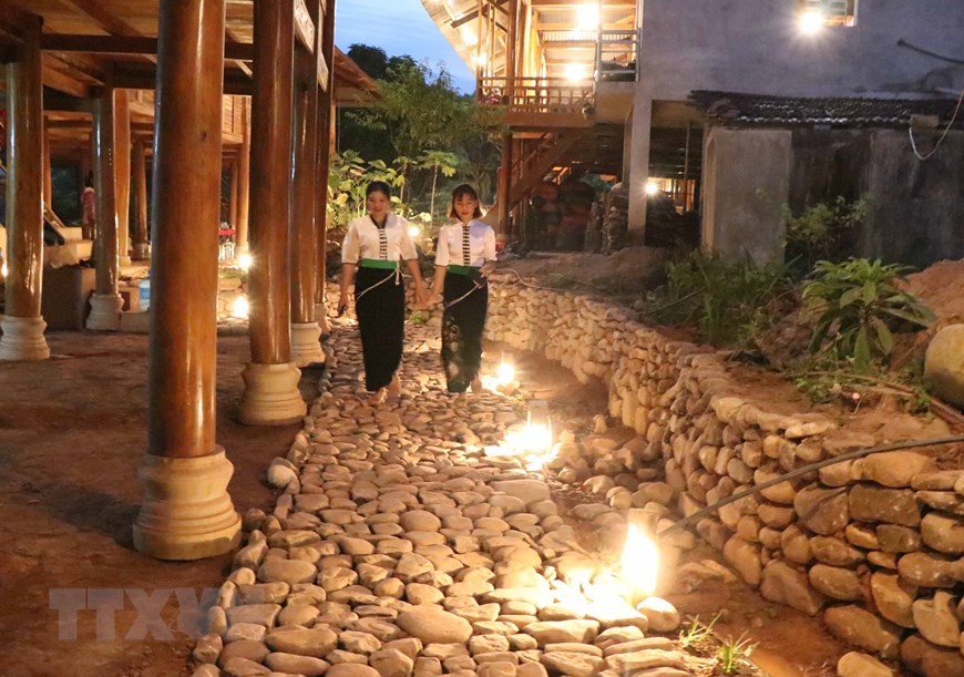 Khuôn viên tại những ngôi nhà sàn là cơ sở lưu trú cho du khách nghỉ qua đêm tại bản văn hóa, du lịch cộng đồng Nà Sự (Ảnh: Xuân Tiến/TTXVN). Khuôn viên tại những ngôi nhà sàn là cơ sở lưu trú cho du khách nghỉ qua đêm tại bản văn hóa, du lịch cộng đồng Nà Sự (Ảnh: Xuân Tiến/TTXVN).