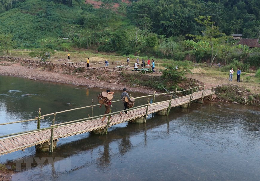Cây cầu tre bắc qua suối Nậm Bai là con đường dẫn sang bãi đất trống, nơi diễn ra các chương trình gia lưu văn hóa, văn nghệ và thưởng thức ẩm thực ngoài trời khi du khách đến bản Nà Sự (Ảnh: Xuân Tiến/TTXVN). Cây cầu tre bắc qua suối Nậm Bai là con đường dẫn sang bãi đất trống, nơi diễn ra các chương trình gia lưu văn hóa, văn nghệ và thưởng thức ẩm thực ngoài trời khi du khách đến bản Nà Sự (Ảnh: Xuân Tiến/TTXVN).